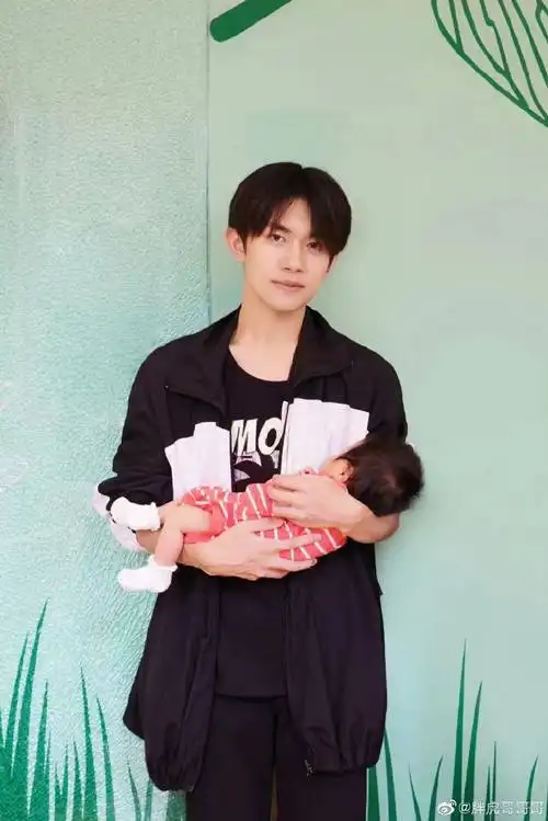 胖虎女儿和易烊千玺同台