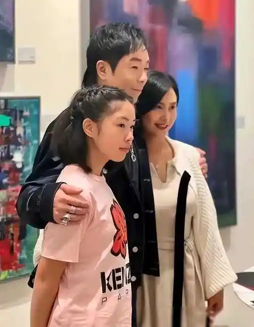 原创朱茵同框赌王千金曾被嘲也闪耀全场眨眼间成焦点