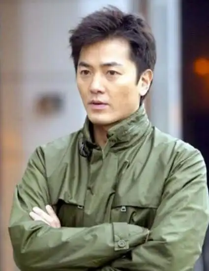 长发飘飘的郑伊健也留过寸头,短发的样子很帅气