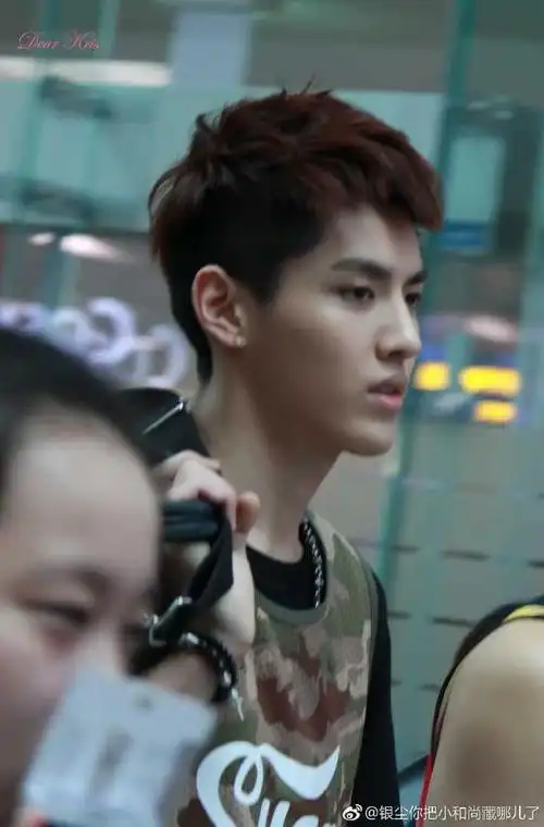 以前在韩国的吴亦凡染着发色,组合里清一色的花美男,没有特色,第一次