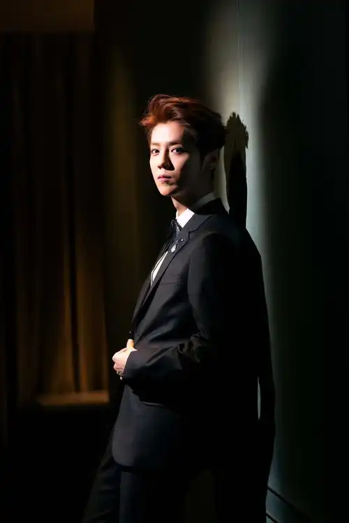 鹿晗黑西装白衬衫出席时尚活动 复古造型展多面魅力