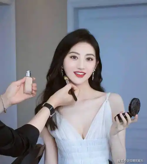 分手后的景甜焕然一新,以整容式变美,穿上无痕衣竟不见一丝赘肉