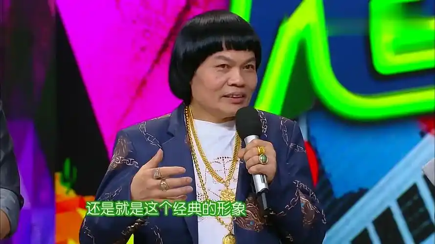 八两金36年没换过发型,随时随地梳头发,一旁的徐峥亮了!