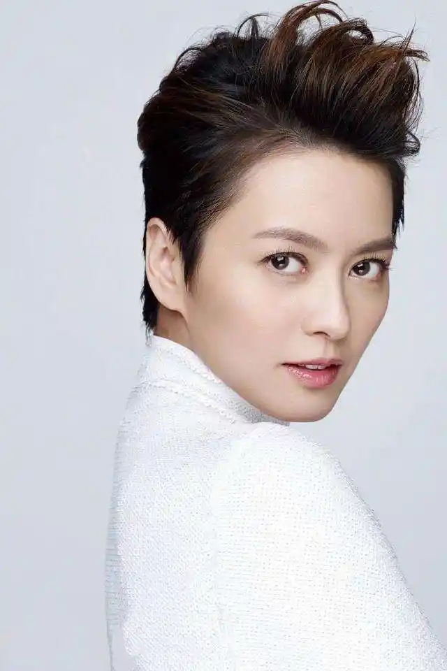 说到与老公的"闺房秘事",梁咏琪大方爆料:老公喜欢听我的歌声,所以