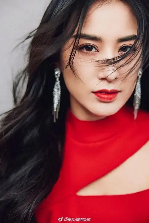 黄圣依红色镂空针织裙造型迎新年长发乌黑脸部状态好