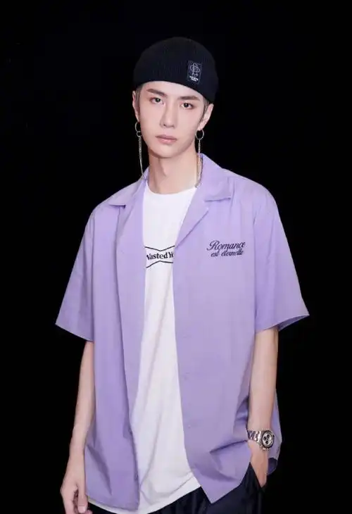 高冷男神王一博,私下紫色服装也这么酷帅,女生看了心跳加速