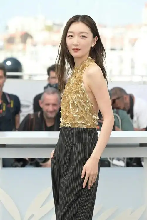 周冬雨身材干瘦但会穿金色挂脖上衣配条纹裤露背显得风情满满