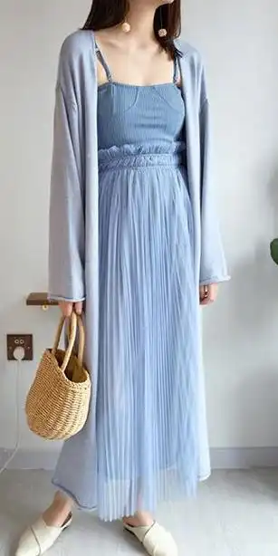 转眼间天气又开始回暖连衣裙配什么颜色外套好看