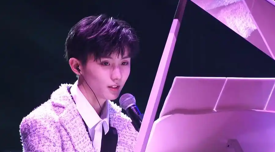 (提高音质版) 「记录: 20190216 马嘉祺出道后第一次在舞台上弹钢琴