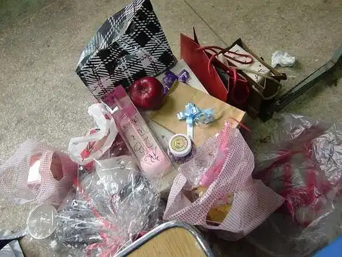 堆在桌角的一堆礼物= =