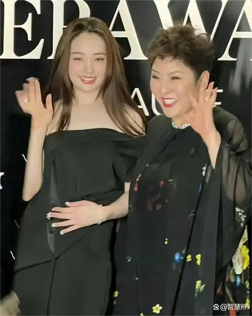 郭碧婷出席活动"孕味十足",手一直捂肚子,网友:小肚子太大了