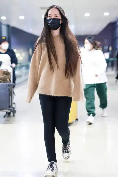 郭碧婷穿驼色圆领毛衣搭配黑色紧身裤,脚踩毛边帆布鞋清新甜美_毛衣