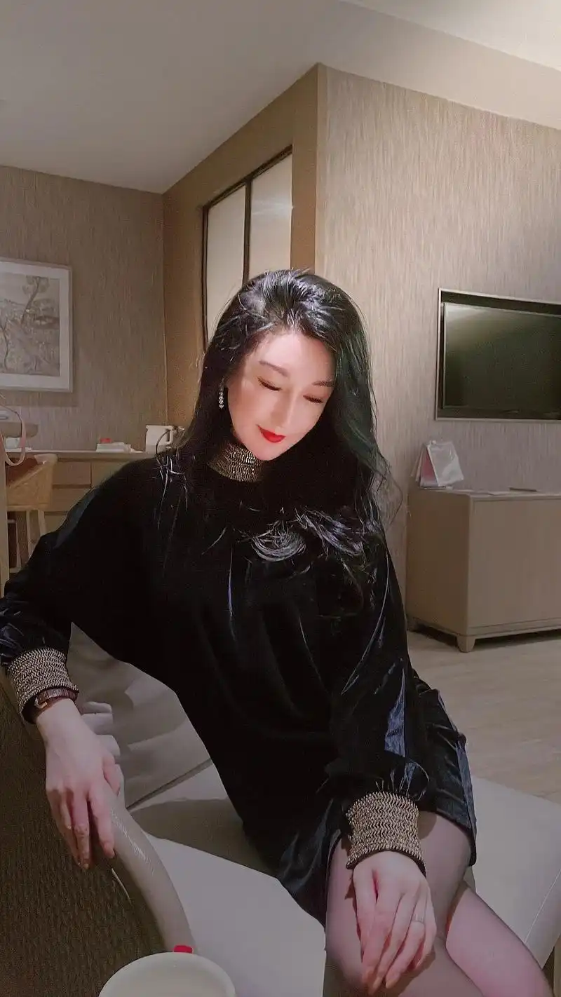 酒微醺 人微醉 此刻最阑珊 将所有的一言难尽一饮而尽 敬流年 - 抖音