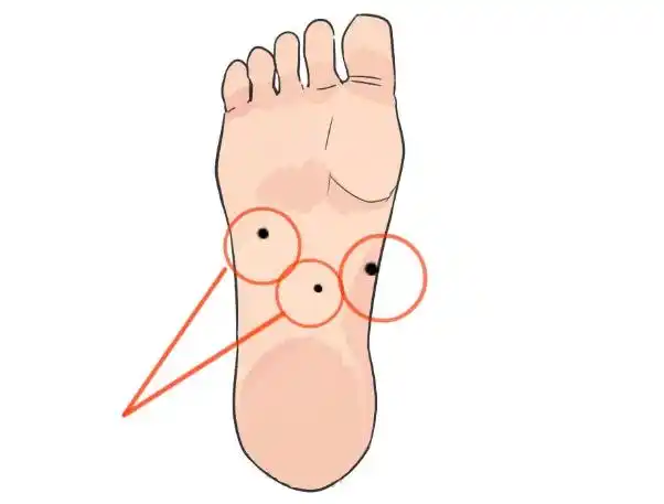 左脚脚底有痣 左脚心长痣代表什么_手相分析_拓易生活网