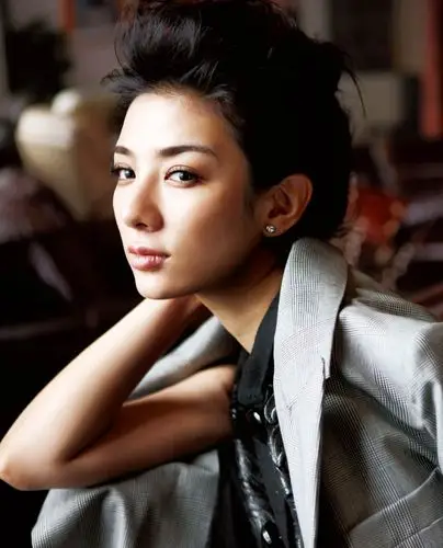 黄奕慵懒复古造型登杂志封面 高挽发髻眼神淡然_明星写真_图集_电影网