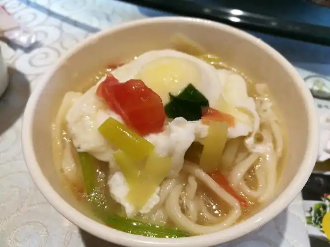 送您一碗长寿面,外加荷包蛋.吃它健康又长寿,幸福快乐用不够.