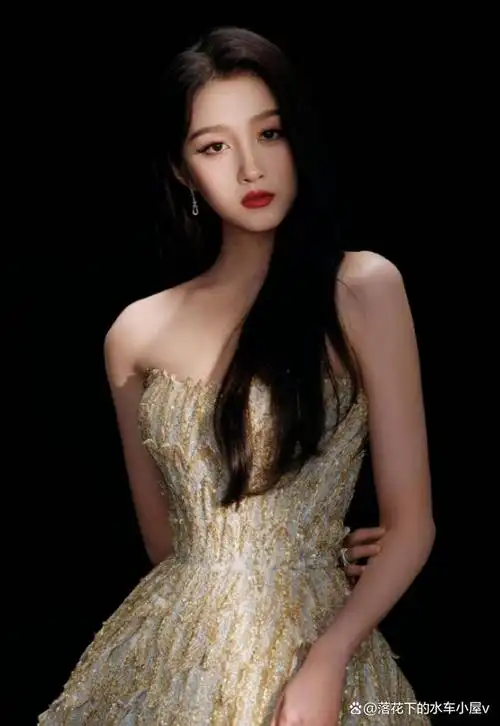 关晓彤亮相戛纳红毯一袭黑色闪钻礼服精致优雅尽显高贵气质