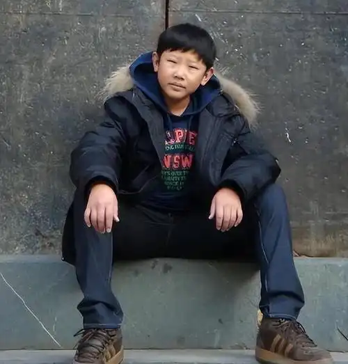 直到9岁那年,侯祥的家人才意识到他的身高和体重一直在缓慢增长.