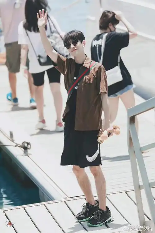 肖战腿毛上热搜了,确实好长呀