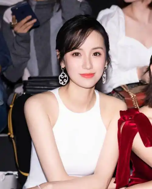 而大美人吕一的老公--钱泳辰,不仅长相俊朗帅气,就连身高也丝毫不逊色