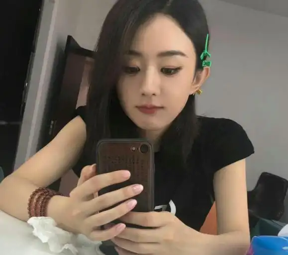 赵丽颖离婚后晒素颜旅行照,颜值逆袭,脸小头小的样子更显年轻