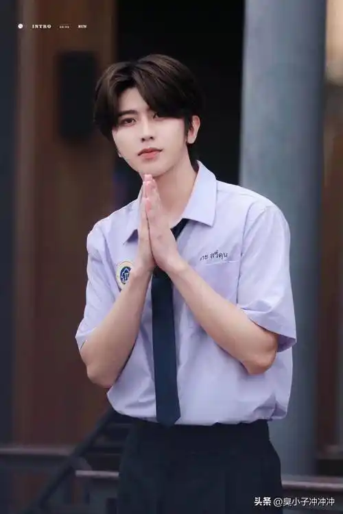 蔡徐坤机回国场照曝光_争议_节目_网友