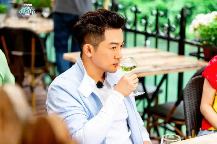 简介:苏有朋中餐厅高清剧照图片,分享一组苏有朋图片给大家,图中的