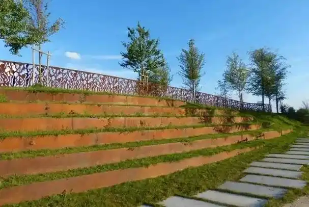 缺点:挡墙类护坡只能运用在坡度比较小的斜坡中,若是坡度过大,材料