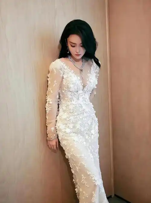 身高169cm,体重100斤的她,在娱乐圈其实算是正常身材.