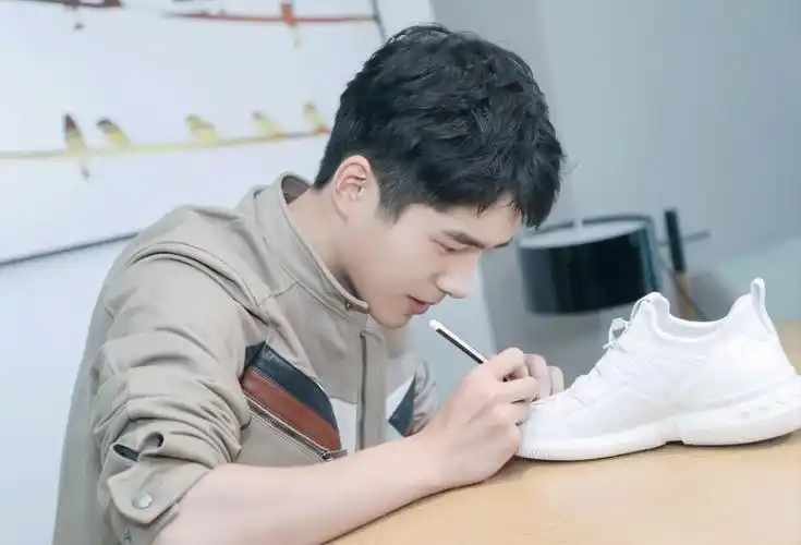 没想到一个男明星向我哭诉为啥他妈不帮他把头睡扁