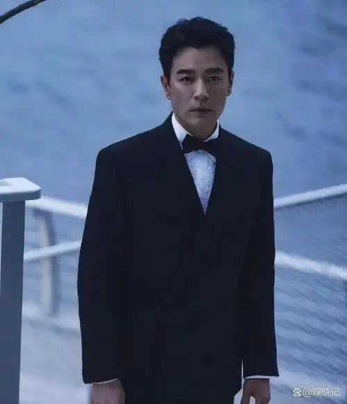 他是靳东同班同学娶过郝蕾爱过王珞丹负了殷桃后娶小10岁的她