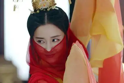 在痕香登场时,蒙面的陈欣予还用这一套红色古装造型,跳了一曲舞蹈,才