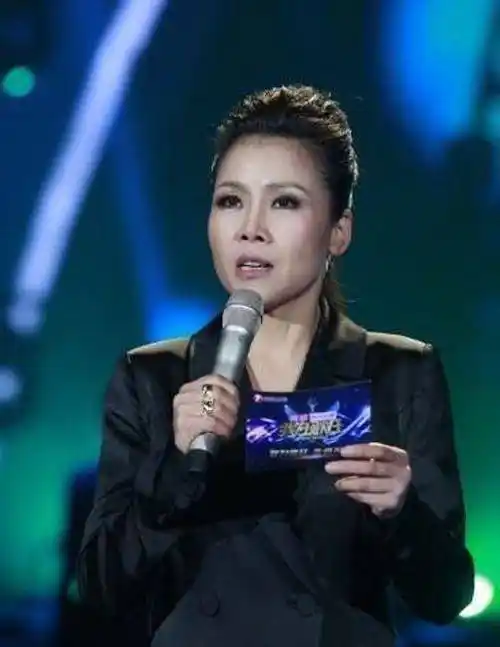 田震近照好年轻,曾因病淡出娱乐圈,商演观众几乎没有人_身体_技巧