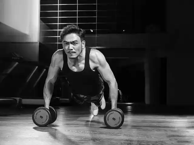 健身欢乐颂第2季被小包总的肌肉刷屏这7个动作让你的身材和包总越来越