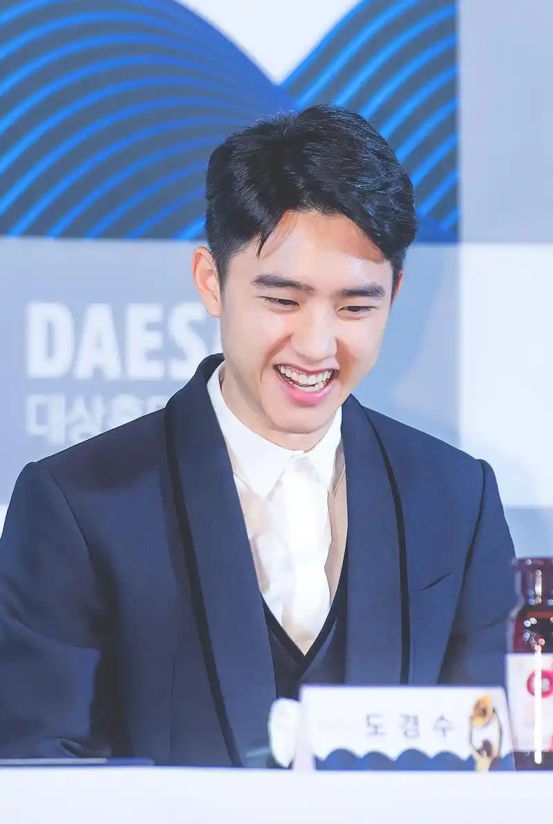 exo都暻秀出席第39届青龙电影节活动,你的好友心形嘴嘟嘟上线!