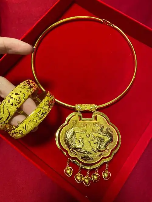 旗袍女孩的金项圈