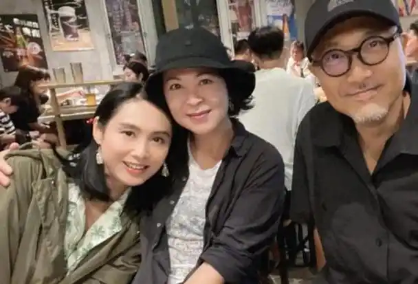 在2012年与现年51岁的朱茵结婚,并在同一年迎来了女儿黄莺(昵称叉烧包