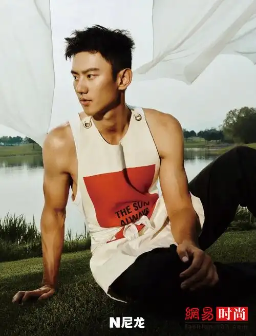 宁泽涛新造型展现健壮身型