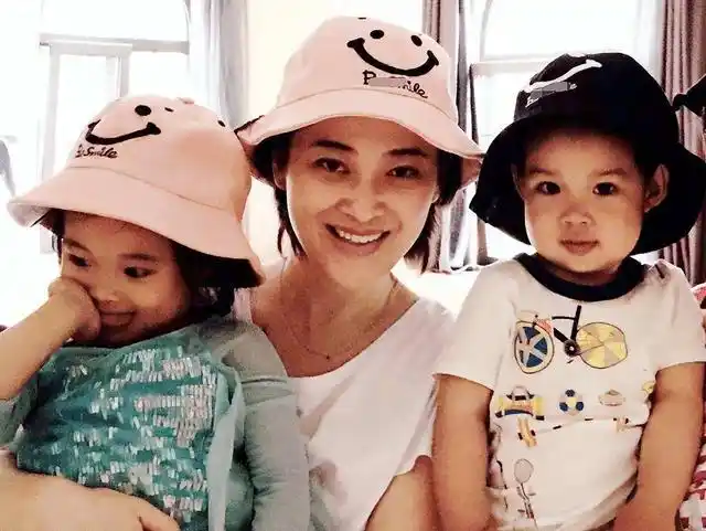 梅婷一家四口现身机场女儿像妈妈儿子像爸爸夫妻情侣装很抢眼