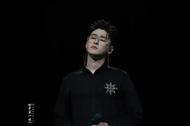 张云雷超话金丝眼镜适配度1000% #张云雷听云见心演唱会#小辫儿感恩的