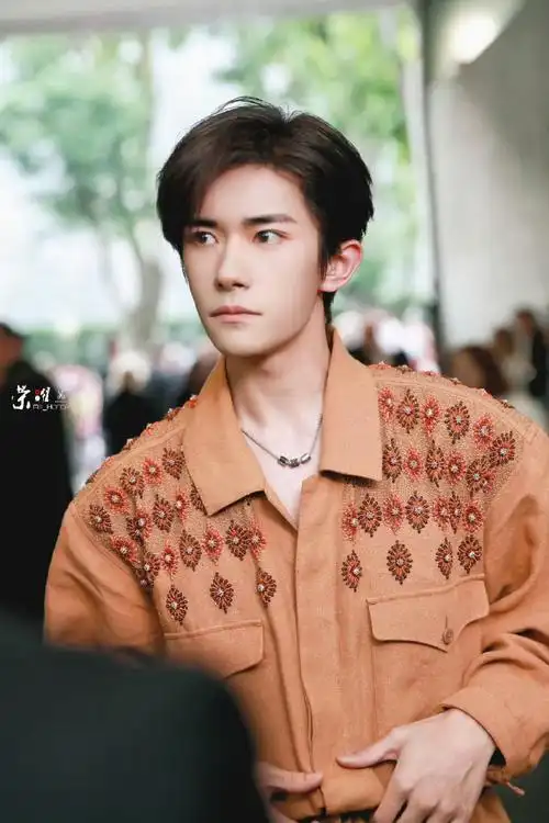 易烊千玺刺绣连体裤