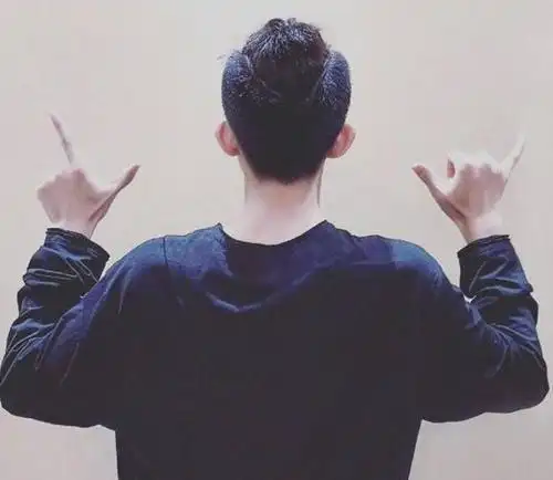 近日,易烊千玺最新发型出炉,后脑勺的小小揪揪又可爱又有型.