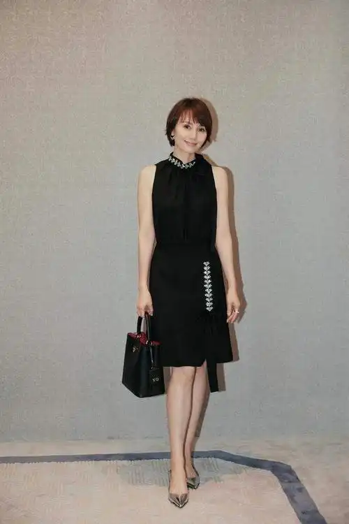 袁泉不愧是基础款女神一身牛仔装气场强大气质清冷高级太抢眼