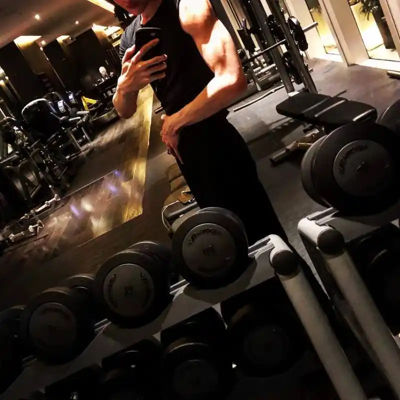 白敬亭ins晒健身自拍照 举铁小王子得官方认证!