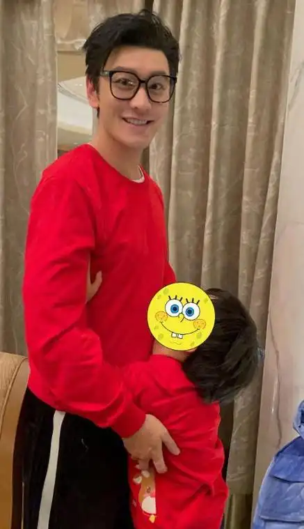 黄晓明晒儿子合影!