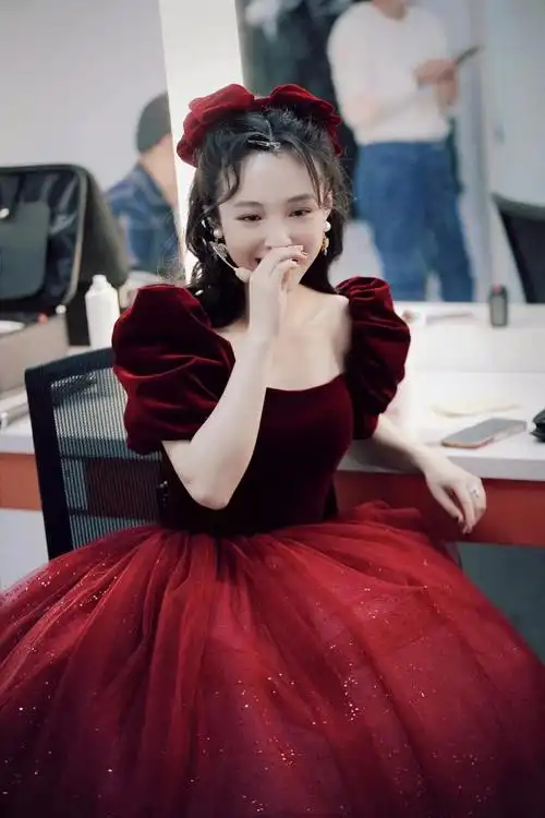 吴倩浪姐初舞台造型好美,一袭酒红色公主裙,唯美又优雅!