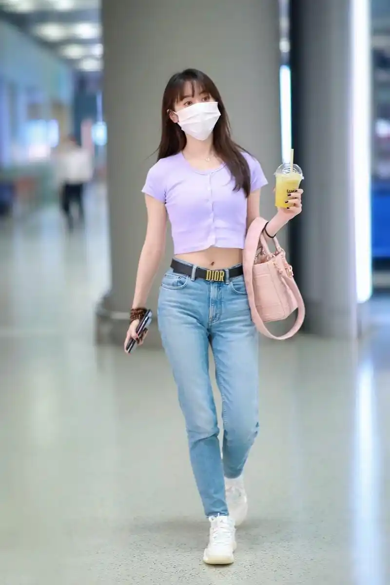 袁冰妍穿露脐装秀身材齐刘海披肩长发清纯可人大牌腰带真显眼