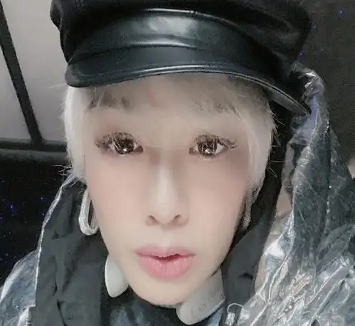 钟丽缇顶白发短发与女儿玩自