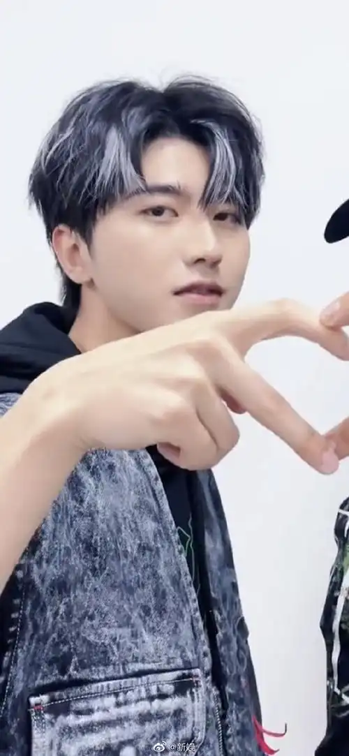 蔡徐坤雷坤 手势舞##新娱