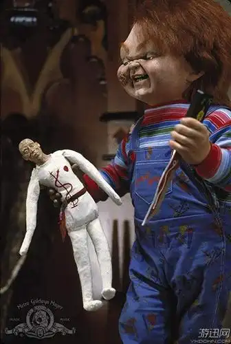 童年阴影《鬼娃回魂》翻拍版剧照 疯女血战恐怖娃娃